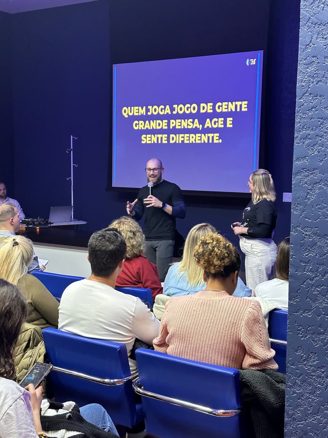 Gabriel Langer conduzindo uma sessão com empresários